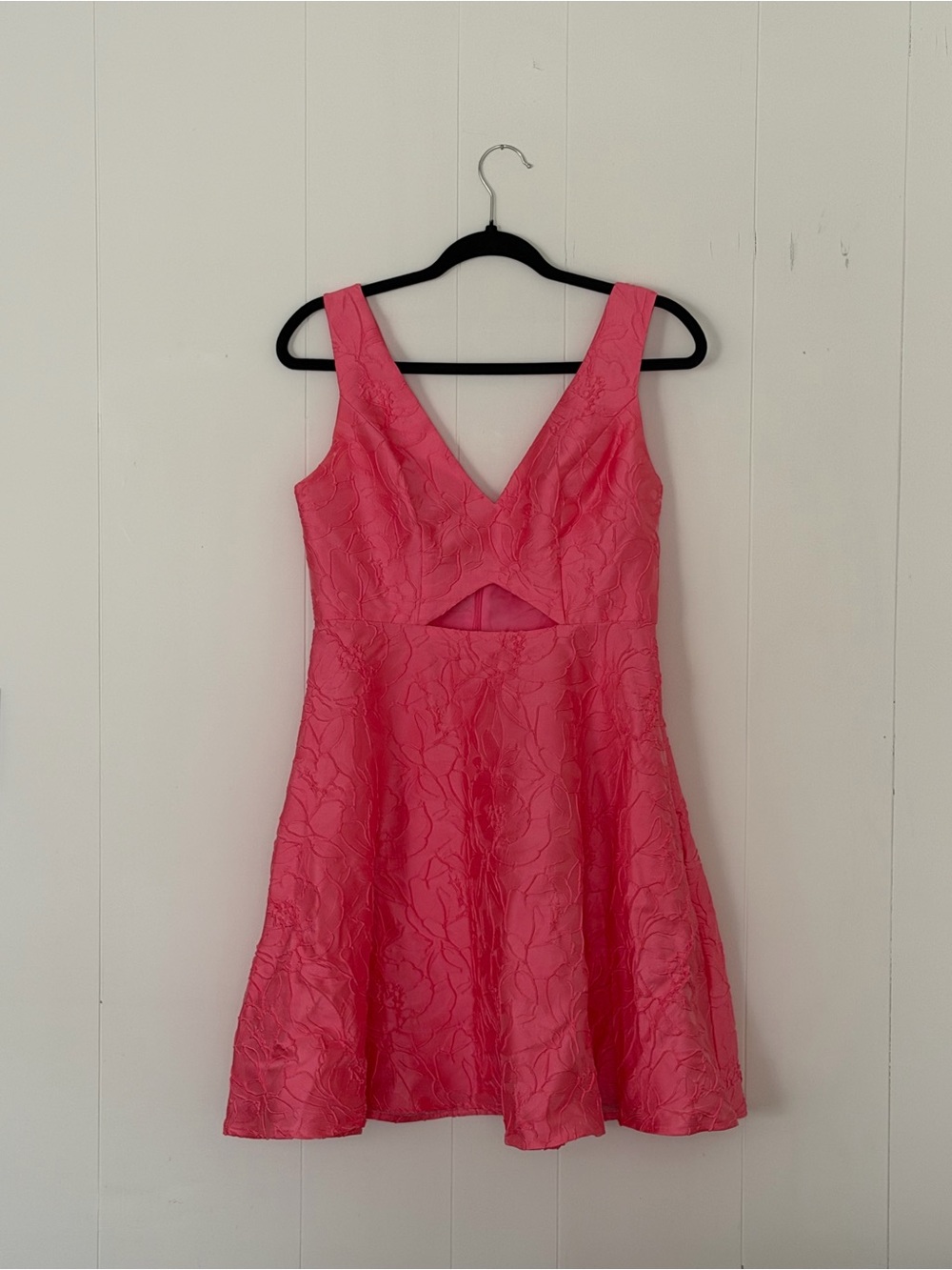 Jules & Cleo Textured Pink V-Neck Mini Dress with Cutout - Size 6 - Like New